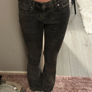 Bootcut jeans - Lågmidjade bootcut jeans från Gina Tricot i storlek 34💕