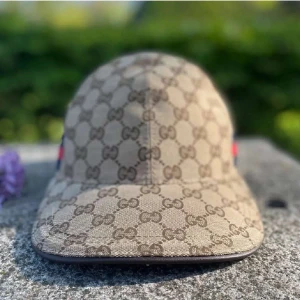 Gucci keps Beige - Helt ny snygg beige gucci keps. Perfekt för en stilren look. Kan sänka vid snabbt affär