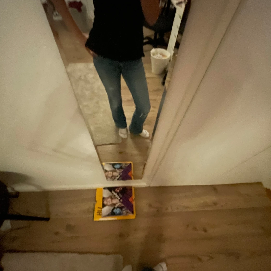 Blå jeans med slitningar - 1