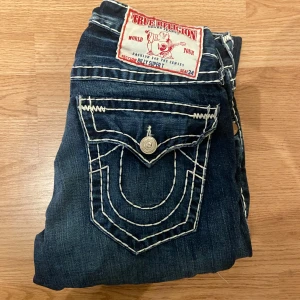 True Religion Jeans   - !skicka bud för snabb affär! Tvärfeta true religion jeans, storlek 31 i bra skick. Skriv om ni undrar någonting 📲
