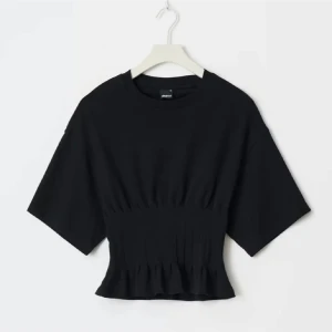 Svart t-shirt  - Jätte fin tröja med indragen midja❤️har inga defekter och är som ny.