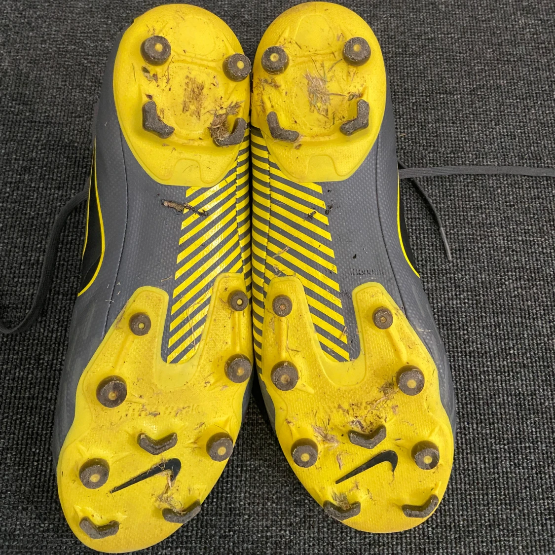 Grå och gula fotbollsskor från Nike - 2