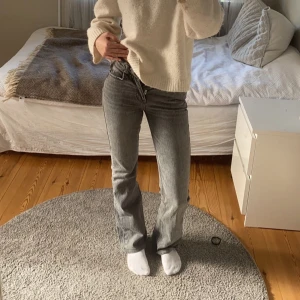 Jeans Gina Tricot - Säljer dessa super snygga jeans från Gina då dom tyvärr blivit för små på mig. Dom har använts en hel del men det finns inga synliga detekter. Nypriset låg på 400kr. Hör av dig vid frågor🤗