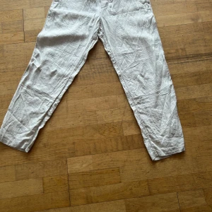 Vita linnebyxor från hm - Snygga vita linnebyxor med avslappnad passform. Perfekta för varma dagar med sitt lätta och luftiga material. Byxorna har en enkel design utan extra detaljer, vilket gör dem lätta att matcha med olika stilar. skriv om ni har frågor eller nåt annat
