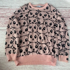 Sweater  - Jätte gullig sweater som endast har blivit använd 1-2 gånger💕 den är från barn avdelningen, största storleken så skulle säga att den passar xs då den passar mig och min mamma som har xs ! Den är också ganska baggy så funkar för äldre barn eller dem som har xs! Inga fläckar på , som helt ny! Tvättas innan köp 🎀