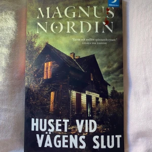 Huset vid vägens slut - En spännande rysare av Magnus Nordin, 'Huset vid vägens slut', som utspelar sig kring ett gammalt hus med en mystisk och ondskefull historia. Perfekt för dig som gillar skräck och spänning.