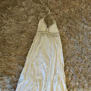 Sommarklänning🤍🥂💕 - Säljer en vacker vit långklänning med spetsdetaljer, den har  knytband och öpppen rygg, super fint till stranden eller sommarfest🤍🥂🩷💕💕