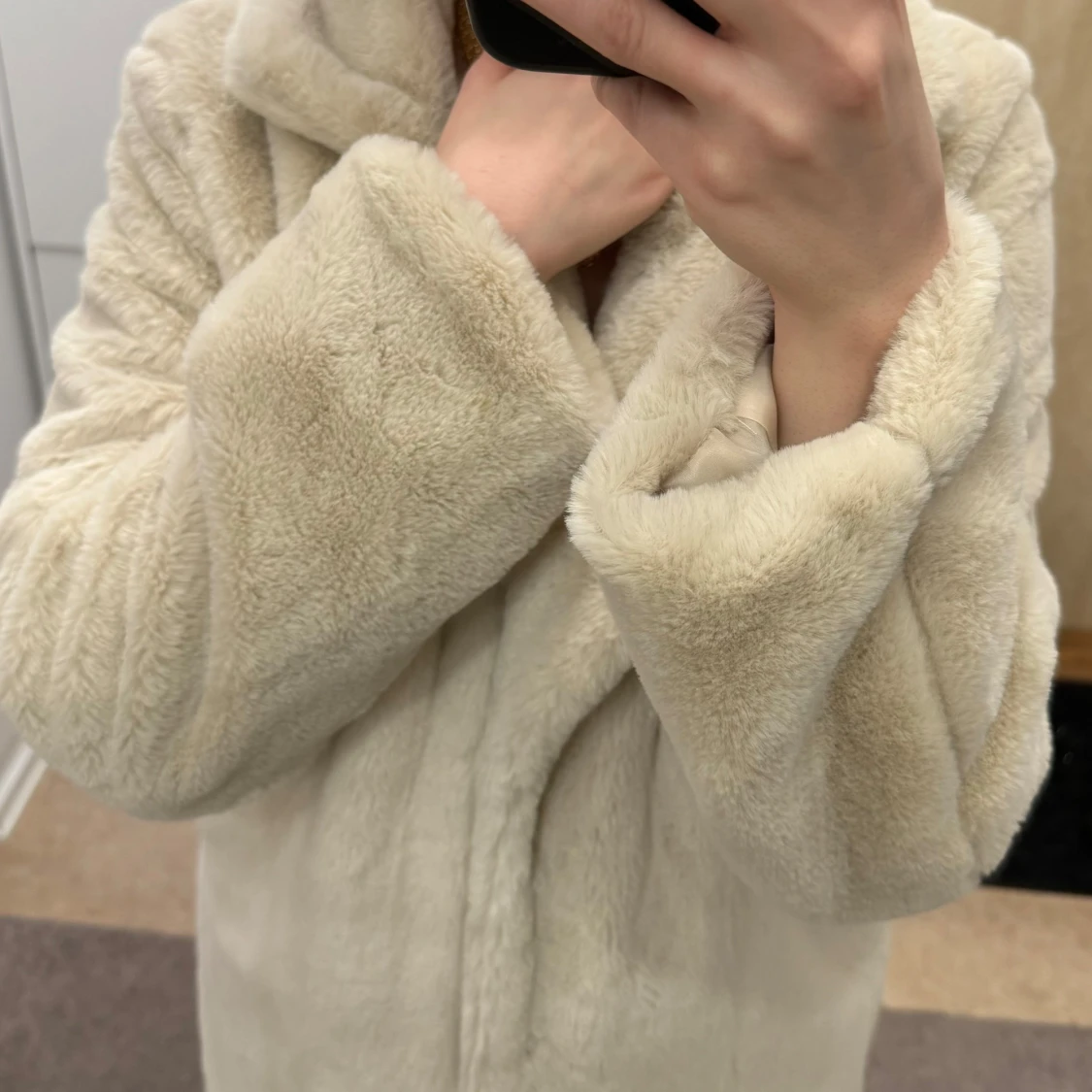 Beige pälsjacka från NA-KD - 1