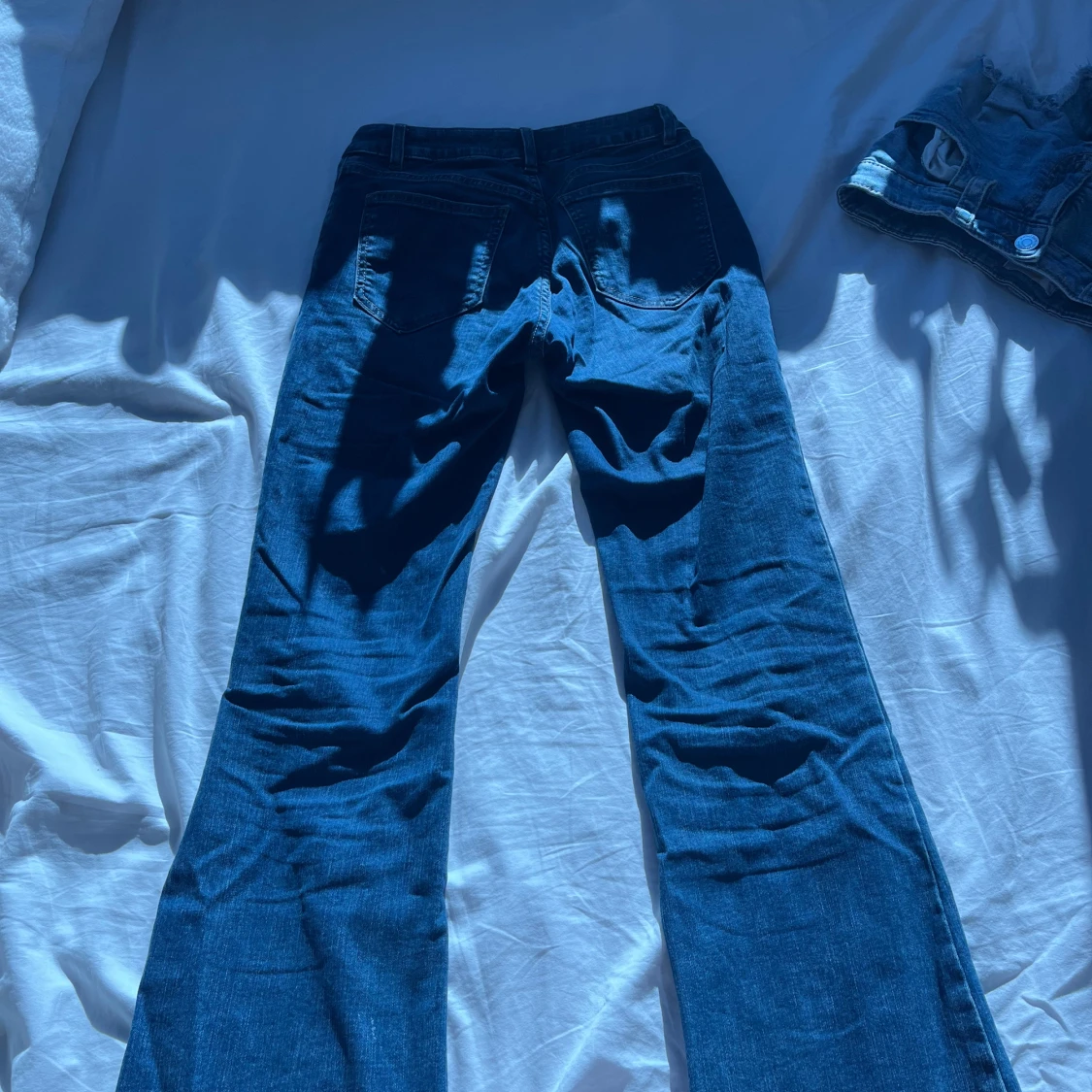 Blå bootcut jeans från Lindex - 1
