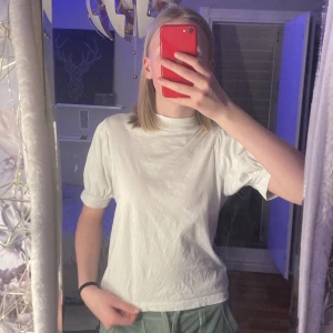 Vit t-shirt från LMTD - Säljer en vit t-shirt från LMTD i storlek XS. T-shirten har korta ärmar och en enkel design.  Materialet är mjukt och bekvämt, vilket gör den till ett mångsidigt plagg i garderoben. Kontakta för mer 🤍