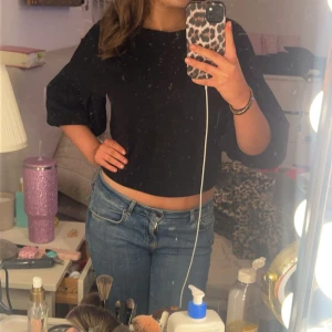 Svart croppad tröja från New Look - Säljer en svart croppad tröja från New Look med puffiga amrmar.💞obs! Smutsig spegel *inte*tröjan.