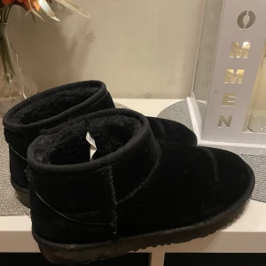 Svarta boots från Nelly - Snygga svarta boots från Nelly med mjukt foder. Perfekta för kyliga dagar! och stilrena💓