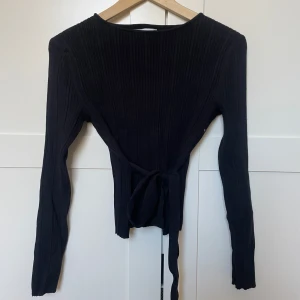 Svart ribbad tröja från Reserved - Superfin tröja med knytning i midjan, mycket bra skick 💗💗