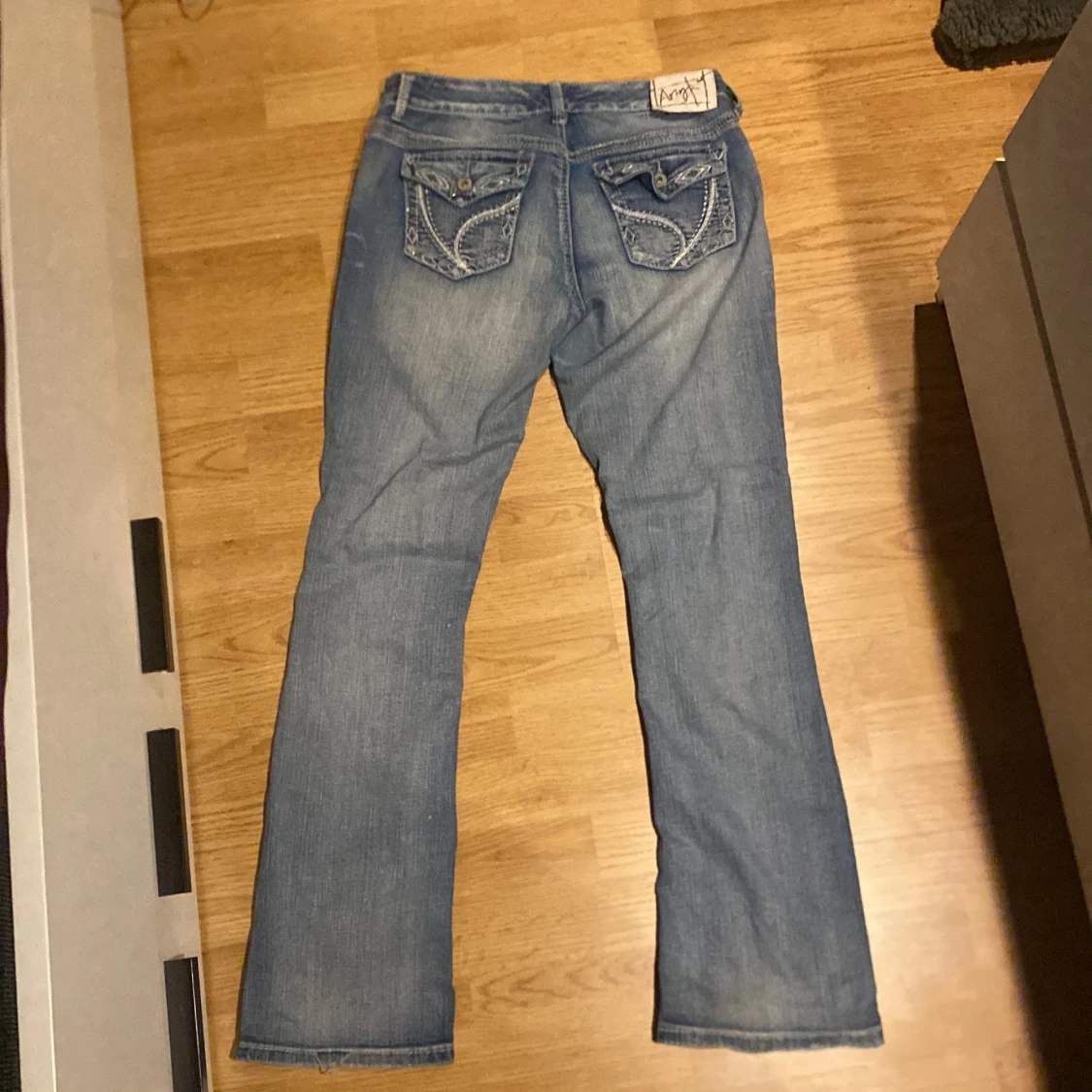 Blå Ariya jeans med broderade fickor - 1