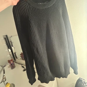 Svart stickad tröja  - Säljer en stilren svart stickad tröja. Tröjan har en klassisk design med rund hals och långa ärmar, perfekt för kyligare dagar. Ett måste i garderoben för den som älskar tidlös stil. 🖤