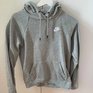 Grå hoodie från Nike -  grå hoodie från Nike med luva