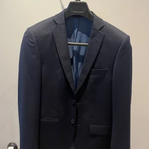 Navyblue kavaj från dressman. - Navyblue kavaj från dressman i nytt skick.