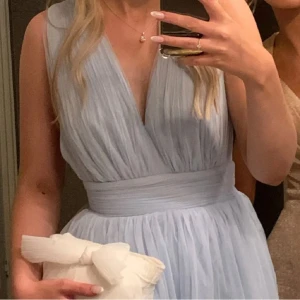 Ljusblå balklänning  - Jättefin ljusblå balklänning. Använd 1 gång på min studentbal så den är i väldigt bra skick! 