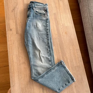 Ljusblå jeans från Replay - Snygga ljusblå jeans från Replay med en klassisk straight passform. De har en diskret tvättad look och fem fickor. Perfekta för en avslappnad stil.