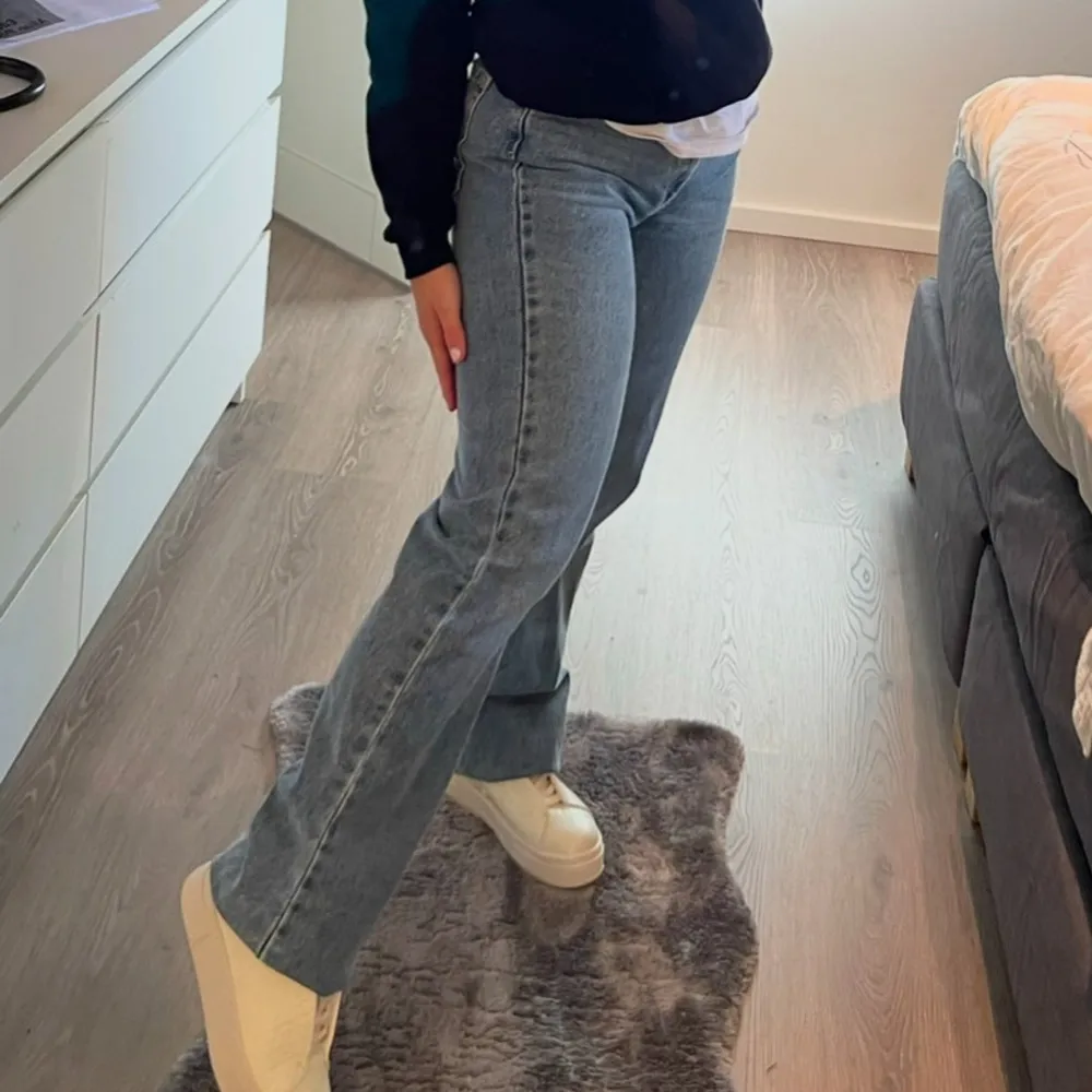Säljer dessa jeans från stradivarius då dem är för små, använda två gånger så skicket är väldigt bra. Farkut & Housut.