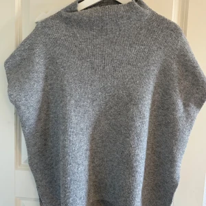 Grå stickad tröja från Pieces - Säljer en stilren grå stickad tröja från Pieces. Perfekt för kyligare dagar med sin mjuka och bekväma passform. Tröjan har en enkel design som gör den lätt att matcha med olika outfits.