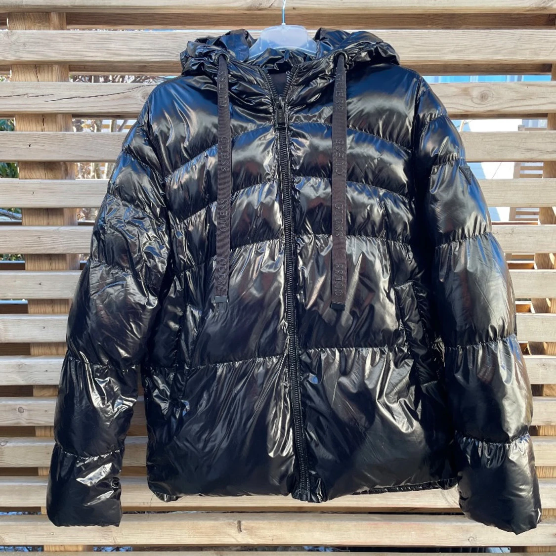 Svart pufferjacka från Guess