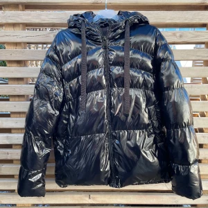 Svart pufferjacka från Guess - Fin guess jacka i storlek S. Väldigt bra nu när det är så kallt, står emot blåst. Säljer pga att den inte kommer till användning. Ser knappast använd ut. Pris kan diskuteras.