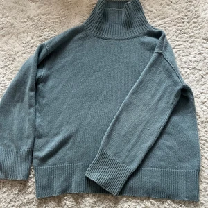 ✨INTRESSEKOLL✨Byte tröja soft goat  - Hej! Undrar om nån är intresserad över att byta en annan soft goat tröja mot denna soft goat tröja då den inte kommer till användning🥰Tröjan är i väldigt fint skick modell: boyfriend turtle neck storlek: S färg: grå blå❣️Hör av er om ni vill ha fler bilder och om ni är intresserade❣️