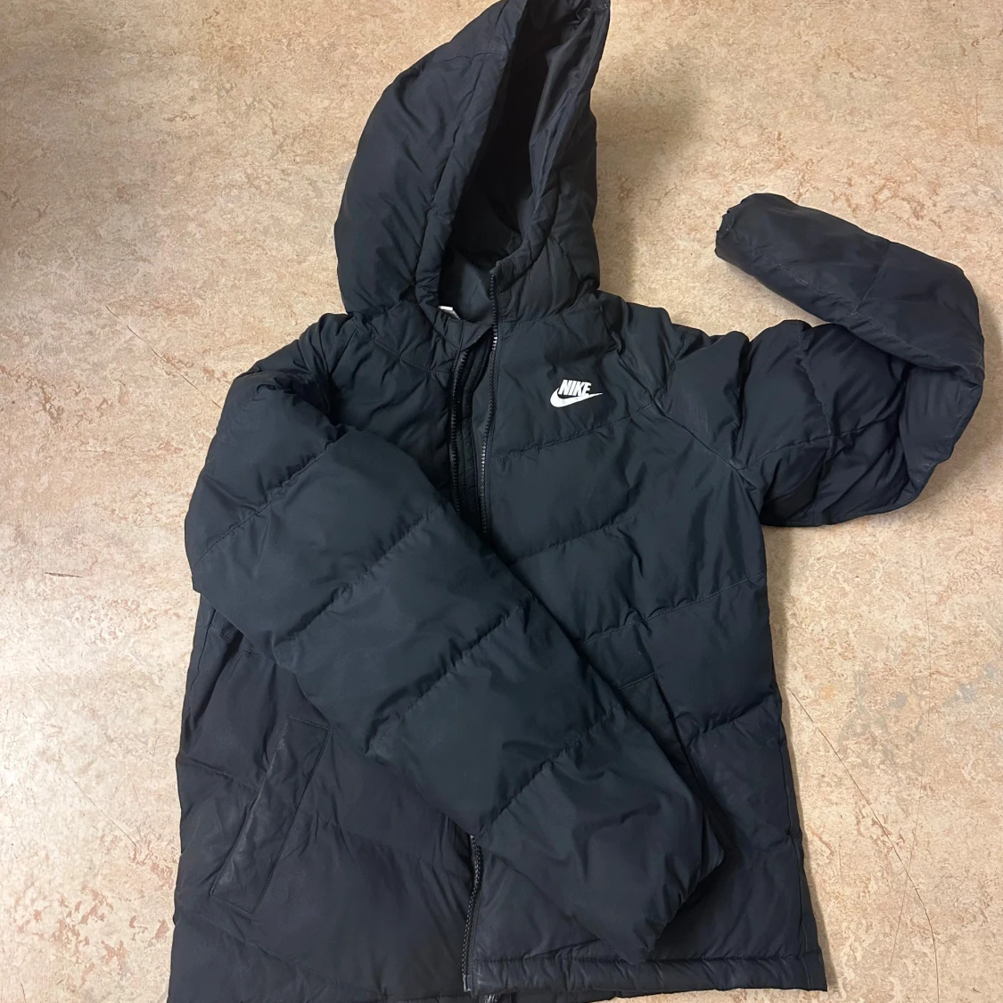 Svart dunjacka från Nike