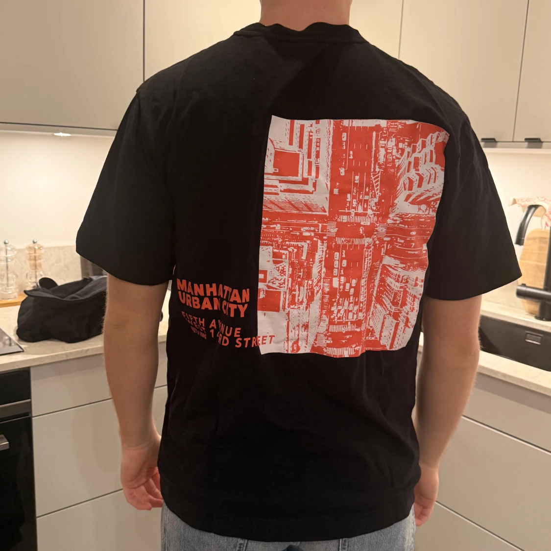 Svart t-shirt med tryck - 1