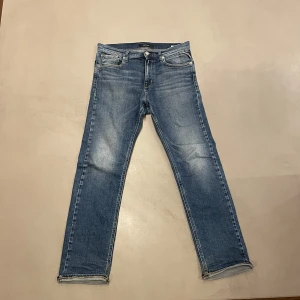 Blå jeans från Replay - Snygga blå jeans från Replay med klassisk femficksdesign och knappgylf. Perfekta för en avslappnad stil. Märkeslappen syns tydligt på insidan. Pris 199kr✅❗️ Skriv vi minst fundering