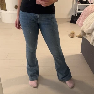 Bootcut jeans - snygga Bootcut/flare jeans ifrån Mango, stod att dem va lågmidjade men skulle säga att dem är mer medelhöga. uppsydda så innerbenslängden: 78cm strl 32