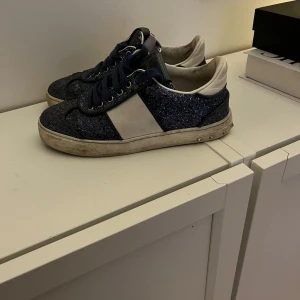 Glittriga sneakers från Valentino - Sneakers från Valentino, rockstud modellen, tappat någon nit (ej tvättade än) bra skick påse och tillbehör skickas med, passar 36