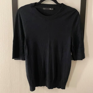 Stickad T-shirt  - En svart stickad T-shirt andvänd fåtal gånger. Pris kan diskuteras 