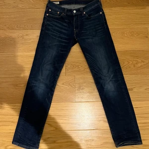 Mörkblå jeans från Levi's - Snygga mörkblå Levi's 511 jeans med en slim passform. W28 L30 urtvättade jeans i en mörk blå färg. Nypris 1200kr. Pris kan diskuteras