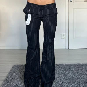 Kostymbyxor - Lappar kvar, midjemått: 37cm rakt över, innerbenslängd: 78cm 💓