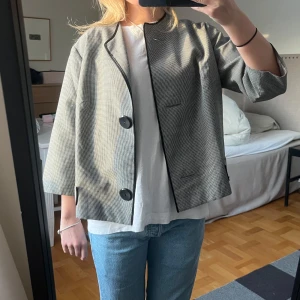 Grå, rutig, tunn jacka med stora knappar - Snygg grå rutig ”jacka” med stora svarta knappar.  I jättebra skick💖