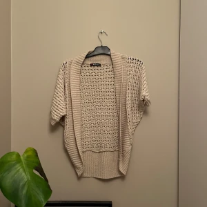 Stickad kofta - Säljer denna stickade koftan passar storlek s/m kontakta vid frågor och funderingar😊