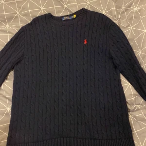 Mörkblå stickad tröja från Polo Ralph Lauren - Bra skick, passar mer till länge o större personer 