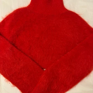 Röd mohairtröja från & Other Stories - Säljer en supermjuk och fluffig röd mohairtröja från & Other Stories. Tröjan har en låg krage och långa ärmar, perfekt för kyliga dagar. Den är tillverkad i en blandning av mohair och polyester för extra komfort och värme. Ett måste för garderoben! Använd 1 gång.💘Ny pris ca 1500, säljer för 850.