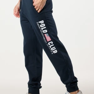 Svarta mjukisbyxor från Saint Vincent Polo Club - Snygga svarta mjukisbyxor från Saint Vincent Polo Club med tryck längs benet. Byxorna har snörning i midjan och ribbade muddar vid bensluten för en bekväm passform.