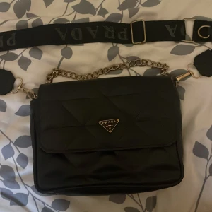 Svart axelväska - Väskan har en justerbar axelrem. Aldrig använt, pris går att diskuteras 