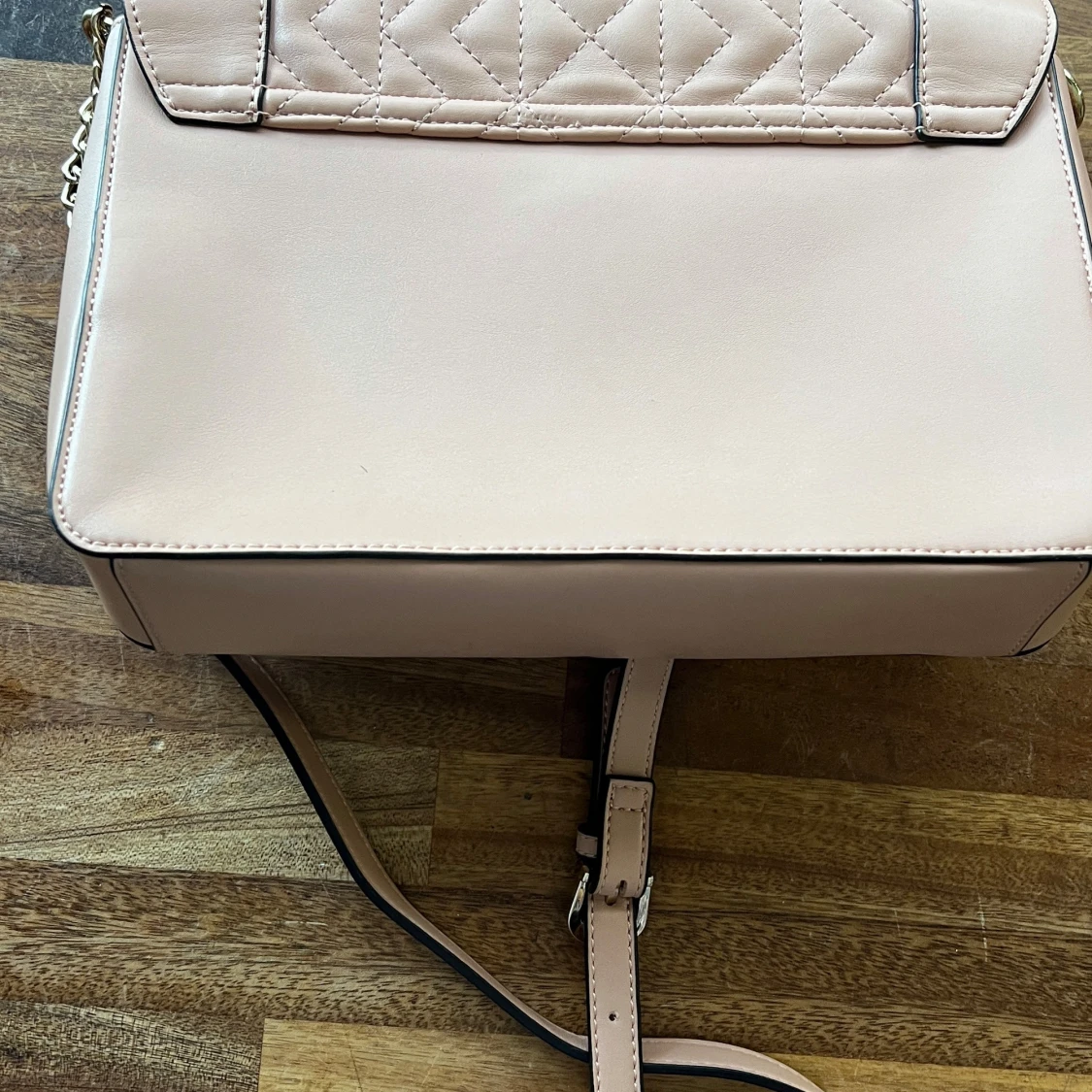 Rosa quiltad axelväska från Guess - 3