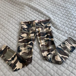 Camouflage byxor från Freddy wr up - Snygga camouflagebyxor från Freddy er up i storlek small. 