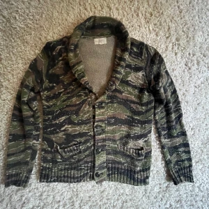 Cardigan/kofta - Säljer en snygg camo färgad cardigan ifrån Ralph lauren denim and supply, hör av dig vid frågor