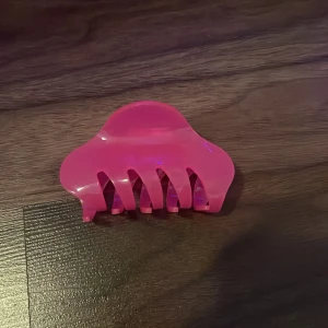 Hårklämma från ur&Penn  -  Säljer en rosa hårklämma från ur&Penn i bra skick 💕 