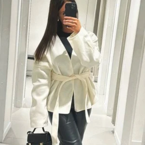 Vit kappa med knytband - Hej, Säljer min fina kappa som ej kommer till användning. Jackan har en elegant design med långa ärmar och är i nytt skick. storlek XS men passar S också. Pris 299 kr 🤍🤍