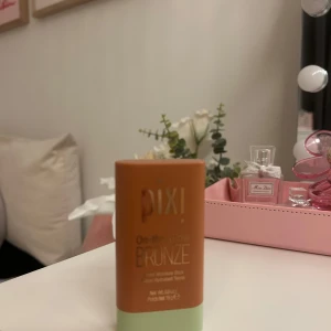 Pixi On-the-Glow Bronze - Pixi On-the-Glow Bronze är en praktisk bronzer i stickformat. Perfekt för att ge ansiktet en solkysst look. Den har en brun nyans och kommer i en smidig förpackning med ett mintgrönt lock. Färgen är RichGlow. Använd några gånger men massor av produkt kvar (se bild). Nypris 279kr.💕
