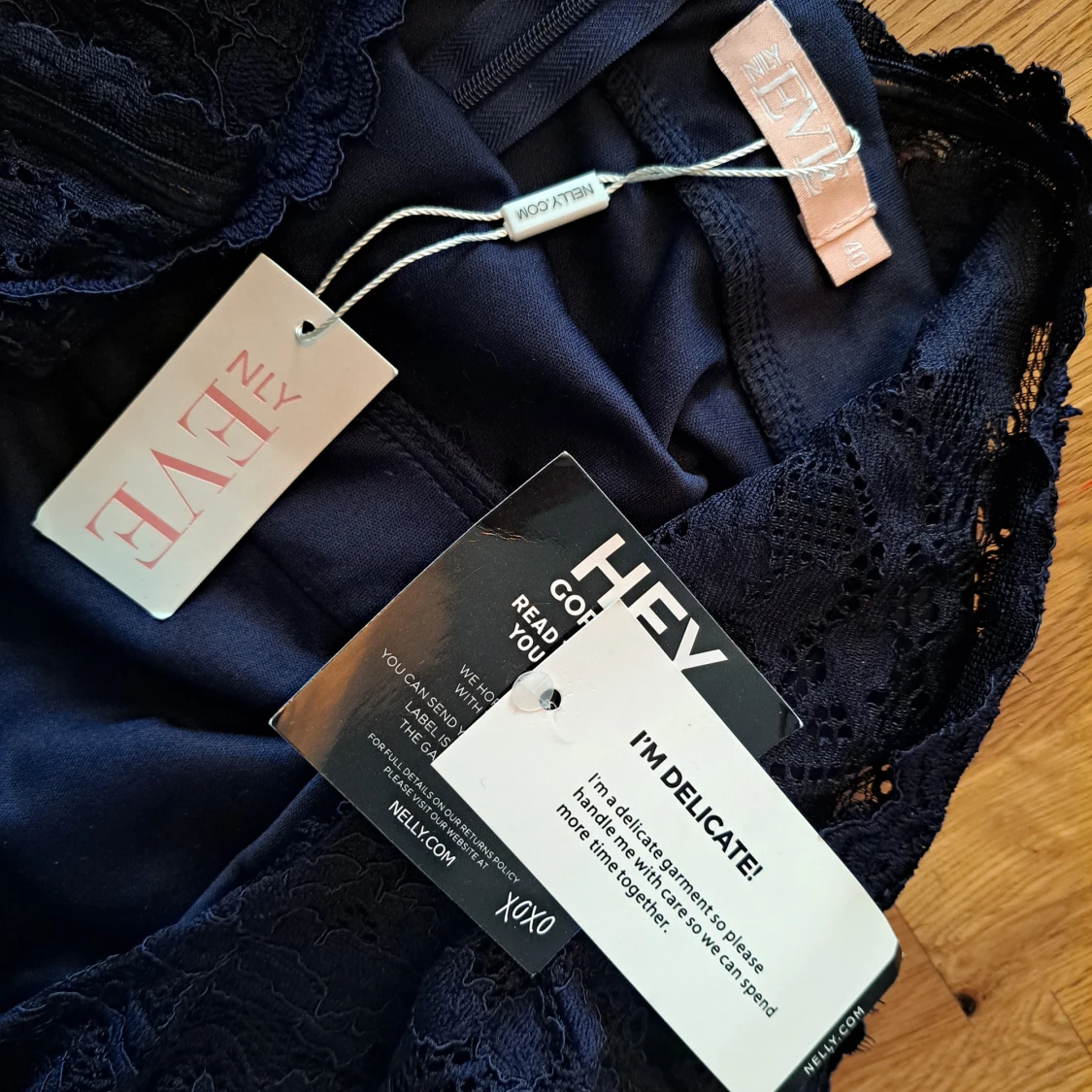 Mörkblå spetsklänning från NLY Eve - 1