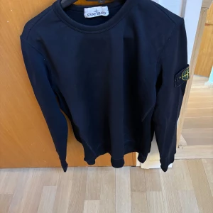 Marinblå tröja från Stone Island - Säljer en marinblå tröja från Stone Island i storlek S tröja är använda vid endast tre tillfällen.